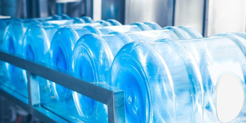 Запас питної води на зиму 2026/27: скільки літрів на людину і як зберігати бутлі 18,9 л
